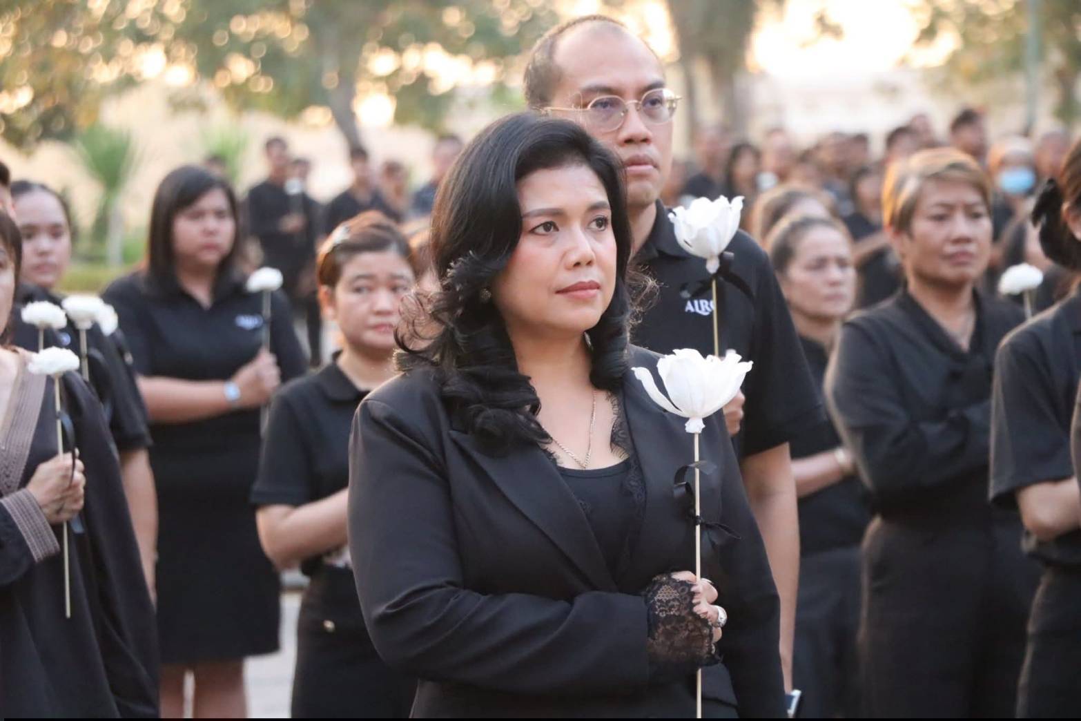 title - ผู้อำนวยการศูนย์ส่งเสริมและพัฒนาอาชีพเสริมนอกภาคการเกษตร ร่วมกิจกรรมแสดงความอาลัยและแสดงความจงรักภักดีสมเด็จพระนางเจ้าสิริกิต์ พระบรมราชินีนาถ พระบรมราชชนนีพันปีหลวง โครงการหนึ่งความดี ล้านความรัก ภูมิใจพรรคพระพันปีหลวง ณ ศาลาพระมิ่งขวัญ ศูนย์ส่งเสริมและพัฒนาอาชีพเสริมนอกภาคการเกษตร (ศูนย์ศิลปาชีพบางไทรฯ (เดิม))